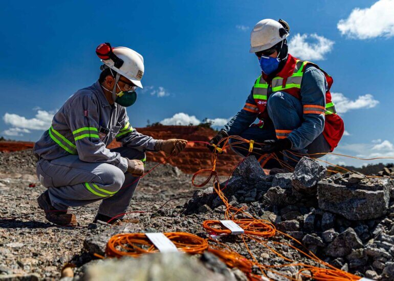 Fotografia de preparação para desmonte de rochas